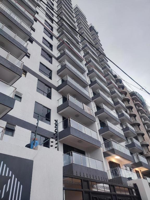 Stayrest Safari Tours New 3 Bedroom Apartments In Kilimani Nairobi With Rooftop Pool Exterior photo